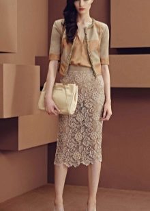ensemble beige avec jupe crayon en dentelle