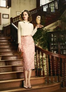 look sophistiqué avec jupe crayon en dentelle