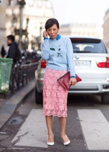 jupe crayon bleue avec un pull bleu