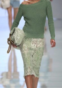 dans les tons de vert avec une jupe crayon en dentelle
