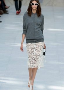 jupe crayon grise avec un pull gris