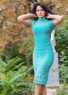 couleur aigue-marine sertie d'une jupe en dentelle