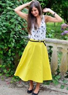 Jupe midi lumineuse pour l'été