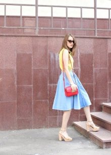 Sac à main brillant en plus de la jupe bleue