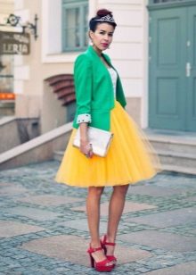 Jupe jaune superposée en combinaison avec une veste