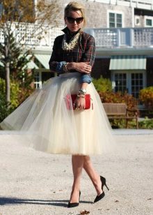 Accessoires et décorations pour une jupe multicouche en combinaison avec une chemise