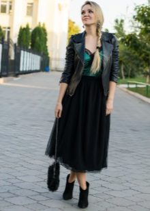 Longue jupe noire en combinaison avec une veste