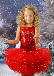 Robe du Nouvel An pour la fille rouge avec une magnifique jupe