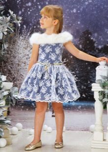 Robe du Nouvel An pour la fille à la fourrure