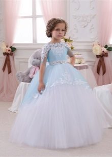 Robe de Nouvel An pour la fille dans un sol