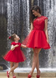 Robe du Nouvel An pour la fille et magnifique mère