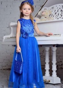 Robe bleue du nouvel an pour la fille dans un sol