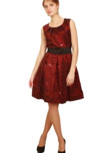 robe en taffetas bordeaux au dessus du genou
