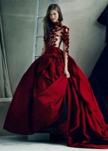 robe rouge foncé avec une jupe en taffetas