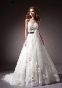 robe de mariée en taffetas avec dentelle