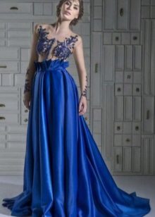 robe bleue en taffetas avec corsage brodé