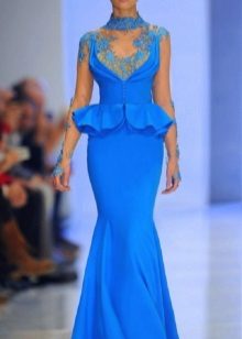 robe bleue en taffetas avec broderie