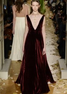 Robe de velours au sol