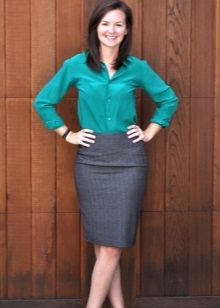 Jupe crayon grise avec une chemise turquoise