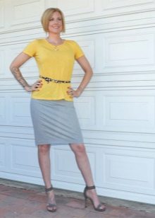 Jupe crayon grise en combinaison avec un t-shirt jaune
