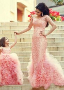 Robe rose élégante en look familial pour fille
