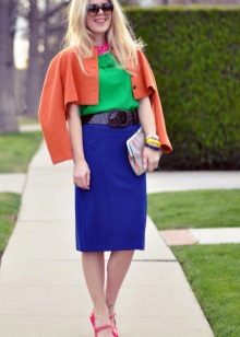 Jupe crayon bleue en combinaison avec un haut brillant