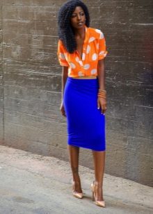 Jupe crayon bleue en combinaison avec un chemisier orange