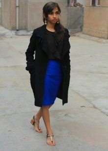 Jupe crayon bleue en combinaison avec des sandales pour tous les jours