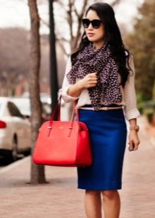 Jupe crayon bleue en combinaison avec des accessoires contrastants