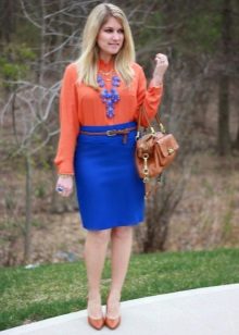 Jupe crayon bleue et accessoires