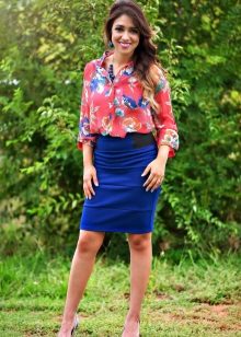 Jupe crayon bleue en combinaison avec une chemise rouge imprimée en couleur