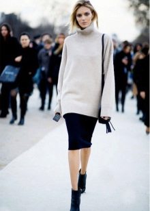 jupe crayon mi-longue avec un pull ample
