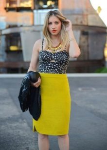 jupe crayon brillante en combinaison avec le haut