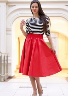 jupe rouge sous le genou