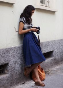 Jupe bleue moelleuse sous le genou