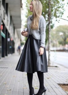 Jupe moelleuse en cuir sous le genou