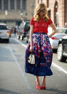 Jupe cloche sous le genou avec un imprimé floral