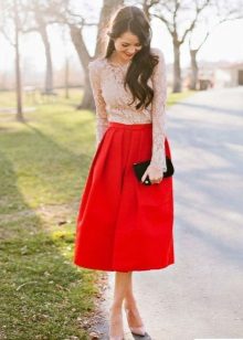 Jupe cloche rouge sous le genou