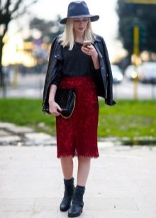 Jupe droite rouge sous le genou