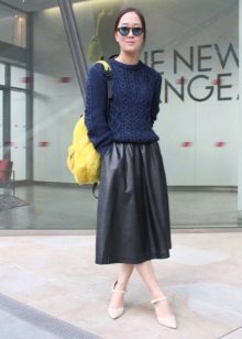 Jupe en cuir sous le genou en combinaison avec un pull