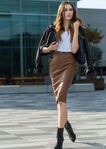 Jupe marron sous le genou