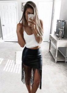 Jupe en cuir noir avec franges