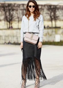Jupe en cuir noir avec franges