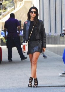 Jupe en cuir noir avec franges