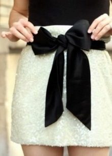 Jupe courte blanche avec noeud noir