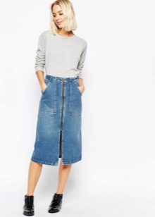 Jupe fendue et sweat-shirt
