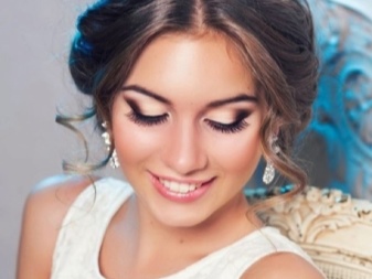 Tiara à la robe de mariée pour un deuxième mariage