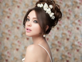 Coiffure de mariage avec des fleurs fraîches