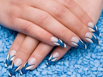 Manucure sous la robe bleue
