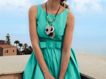 Robe turquoise et ornements